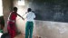 Africká učitelka trestá nedisciplinovaného žáka